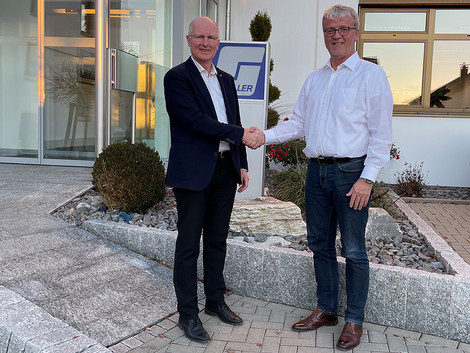 Shakehands with Dr. Michael Wenzel, Managing Director Kurtz Ersa Automation GmbH (left), and Stefan Schiller, Managing Director of Schiller Automation GmbH & Co. KG