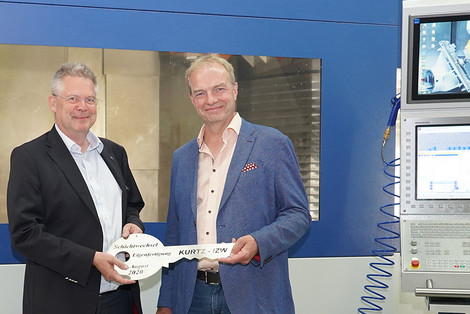 Kurtz Ersa CEO Rainer Kurtz and IZW Managing Director Ralf Reich handing over the keys